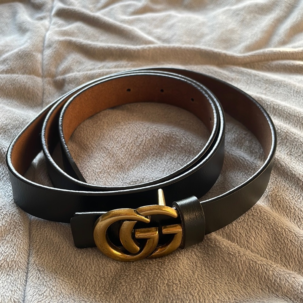 Small black “Gucci” belt